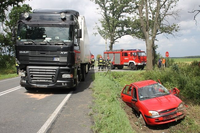 Po zderzeniu z ciężarówką wjechał do rowu