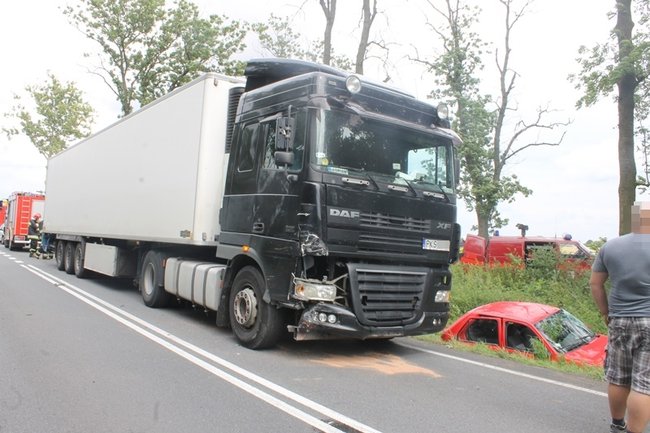 Po zderzeniu z ciężarówką wjechał do rowu