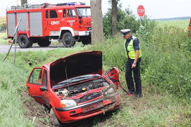 Po zderzeniu z ciężarówką wjechał do rowu