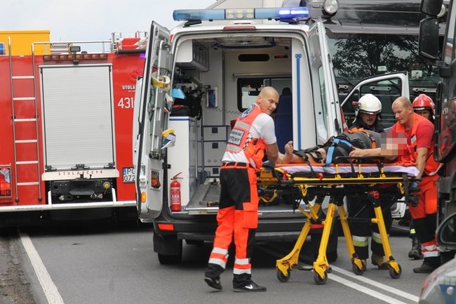 Po zderzeniu z ciężarówką wjechał do rowu