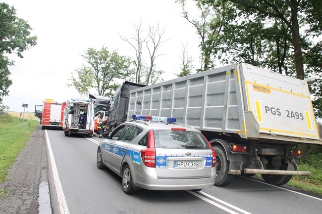 Po zderzeniu z ciężarówką wjechał do rowu