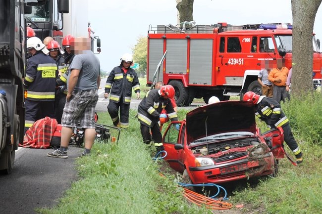 Po zderzeniu z ciężarówką wjechał do rowu