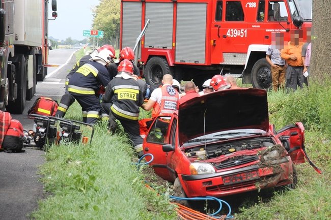 Po zderzeniu z ciężarówką wjechał do rowu