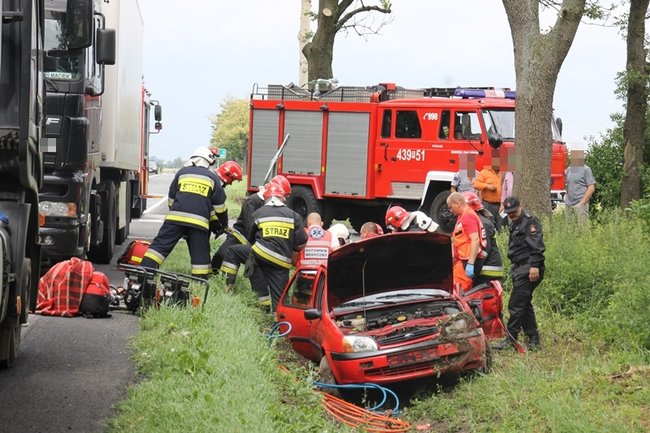 Po zderzeniu z ciężarówką wjechał do rowu