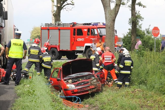 Po zderzeniu z ciężarówką wjechał do rowu
