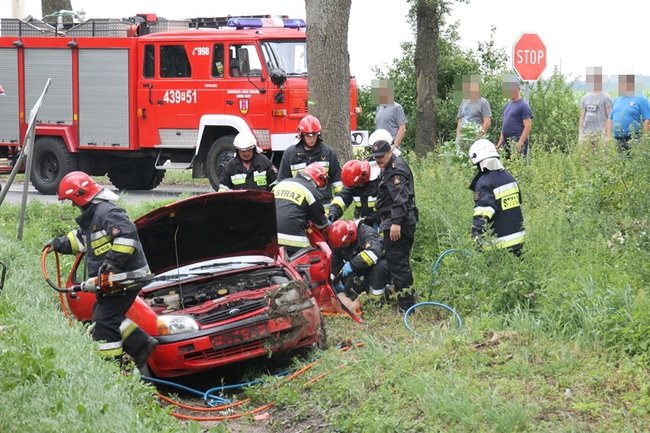 Po zderzeniu z ciężarówką wjechał do rowu
