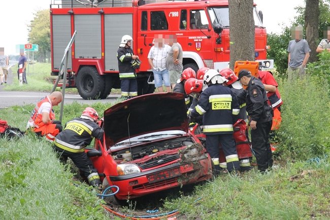 Po zderzeniu z ciężarówką wjechał do rowu