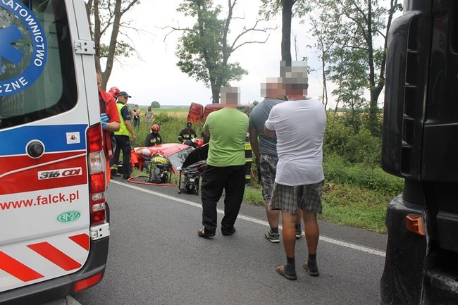 Po zderzeniu z ciężarówką wjechał do rowu