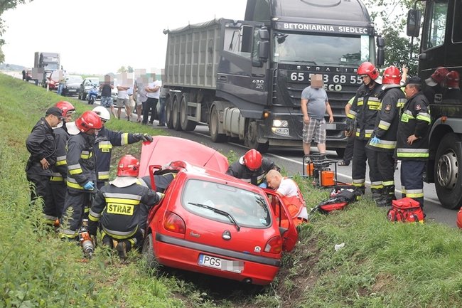 Po zderzeniu z ciężarówką wjechał do rowu