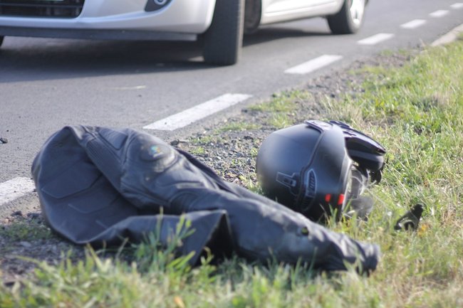 Motocyklista zderzył się z ciągnikiem