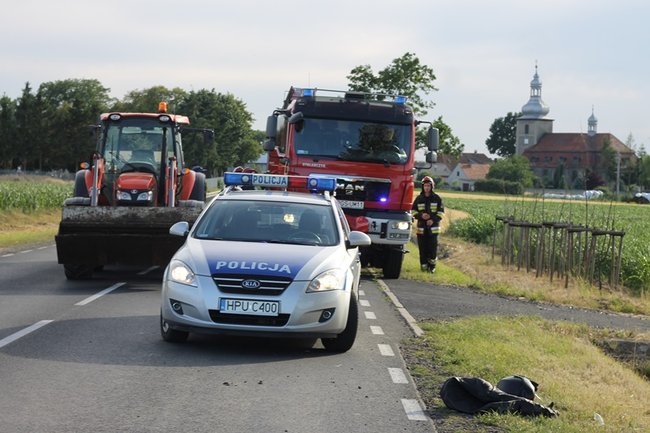 Motocyklista zderzył się z ciągnikiem