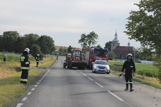 Motocyklista zderzył się z ciągnikiem