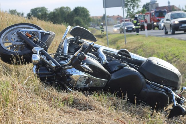 Motocyklista zderzył się z ciągnikiem