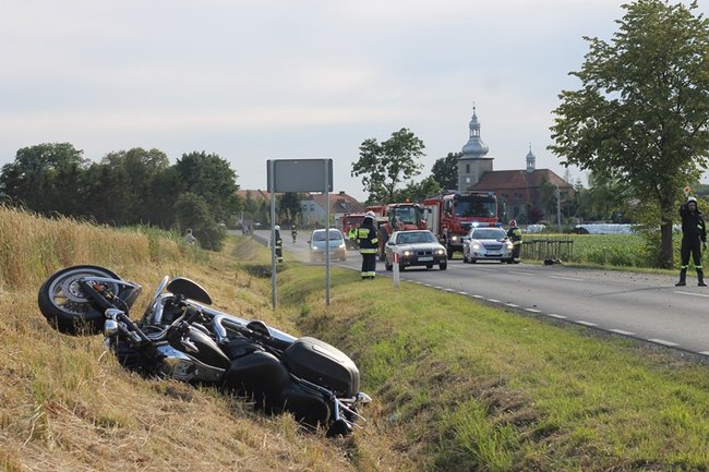 Motocyklista zderzył się z ciągnikiem