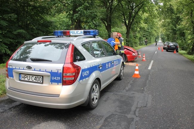 Strażacy musieli rozcinać auto - zdjęcia