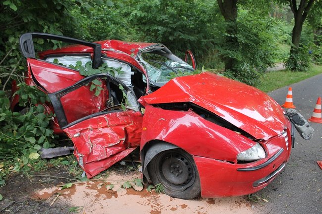 Strażacy musieli rozcinać auto - zdjęcia