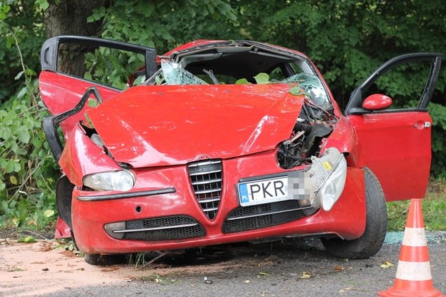 Strażacy musieli rozcinać auto - zdjęcia