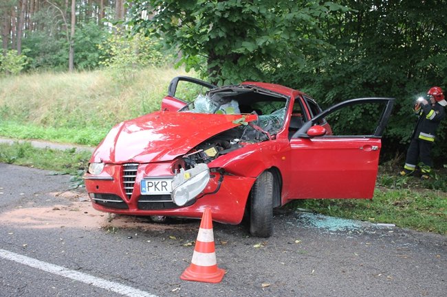 Strażacy musieli rozcinać auto - zdjęcia