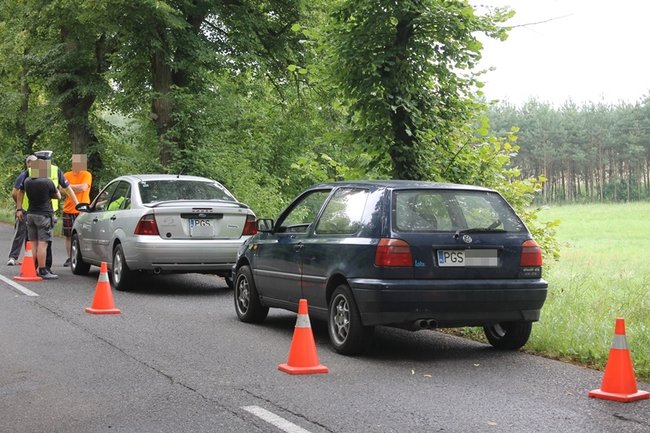 Strażacy musieli rozcinać auto - zdjęcia