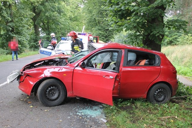 Strażacy musieli rozcinać auto - zdjęcia