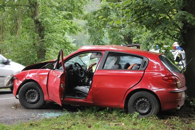 Strażacy musieli rozcinać auto - zdjęcia
