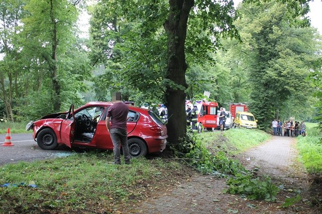 Strażacy musieli rozcinać auto - zdjęcia