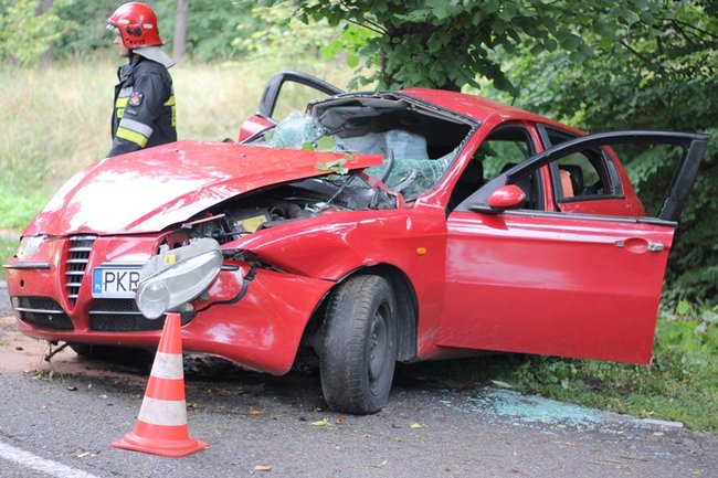 Strażacy musieli rozcinać auto - zdjęcia