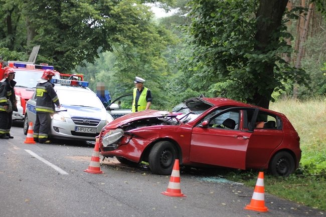 Strażacy musieli rozcinać auto - zdjęcia