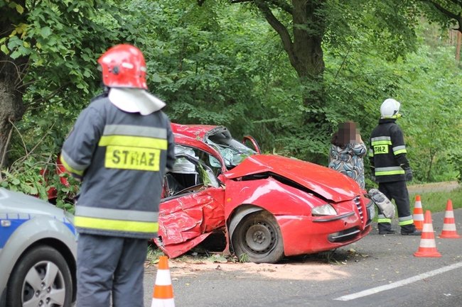 Strażacy musieli rozcinać auto - zdjęcia
