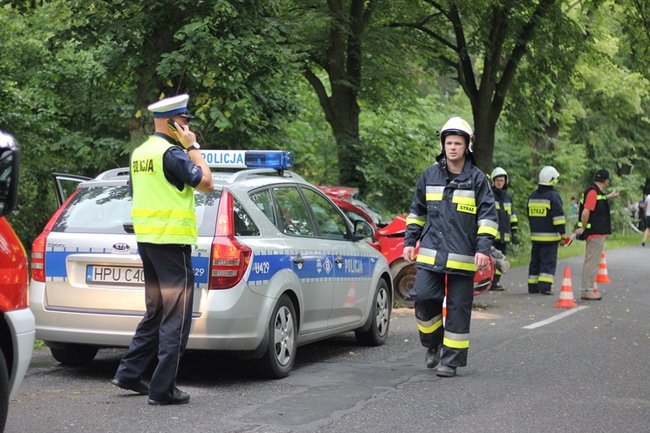 Strażacy musieli rozcinać auto - zdjęcia