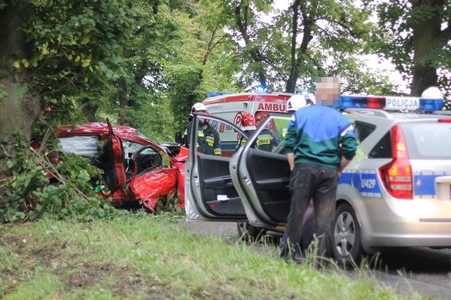 Strażacy musieli rozcinać auto - zdjęcia