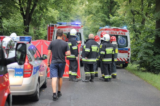 Strażacy musieli rozcinać auto - zdjęcia
