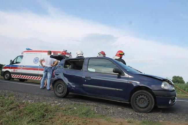 Drzewo runęło na jadący samochód