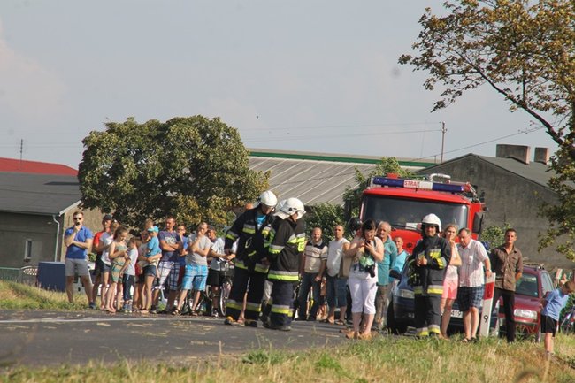 Drzewo runęło na jadący samochód