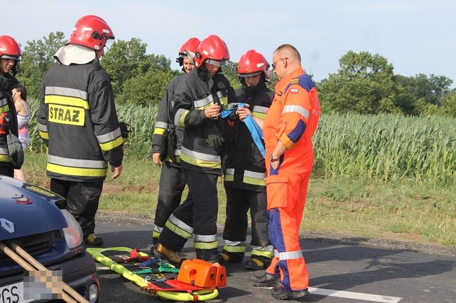Drzewo runęło na jadący samochód