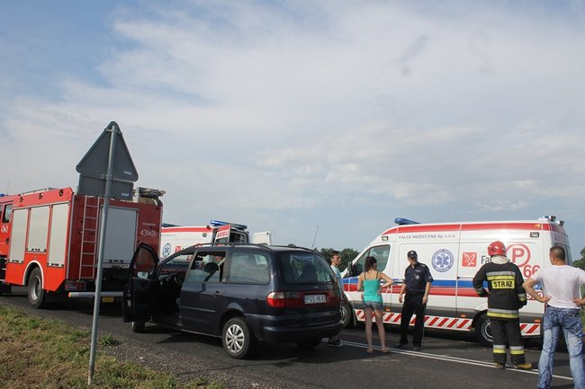 Drzewo runęło na jadący samochód