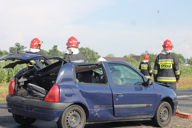 Drzewo runęło na jadący samochód