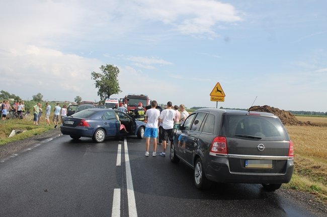 Drzewo runęło na jadący samochód