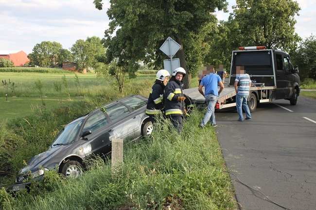 Dachowanie w głębokim rowie - zdjęcia