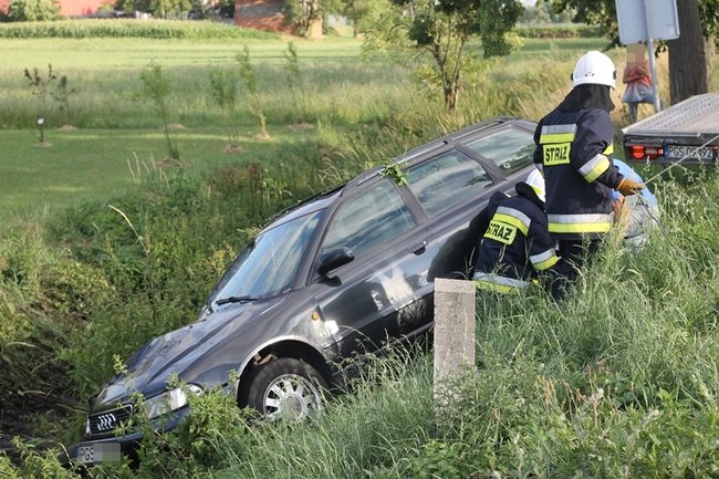 Dachowanie w głębokim rowie - zdjęcia