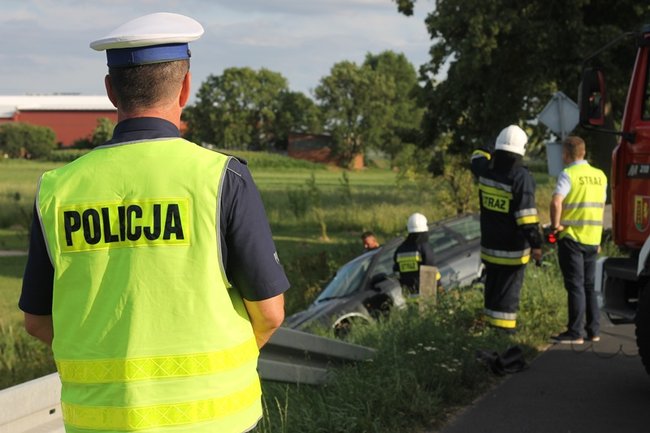 Dachowanie w głębokim rowie - zdjęcia