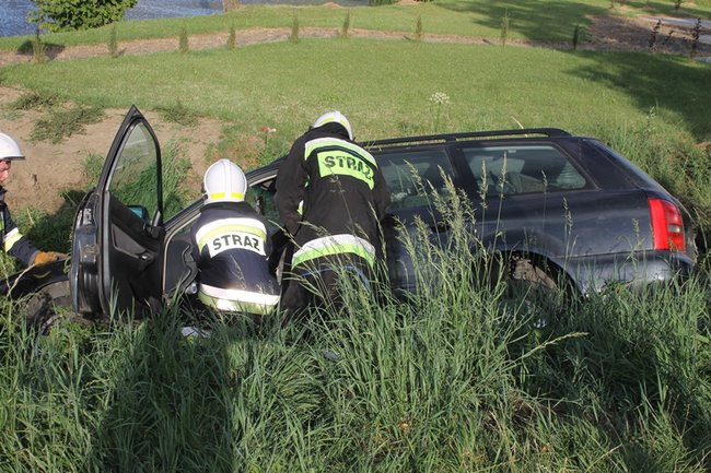 Dachowanie w głębokim rowie - zdjęcia
