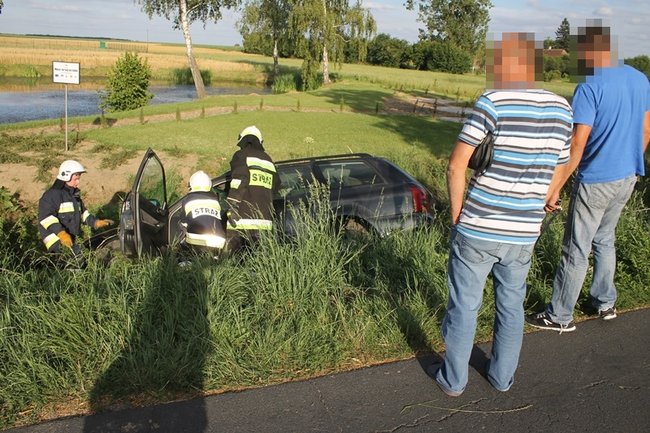 Dachowanie w głębokim rowie - zdjęcia