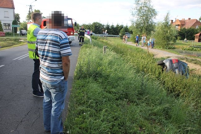 Dachowanie w głębokim rowie - zdjęcia