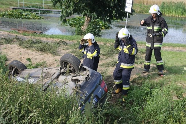 Dachowanie w głębokim rowie - zdjęcia
