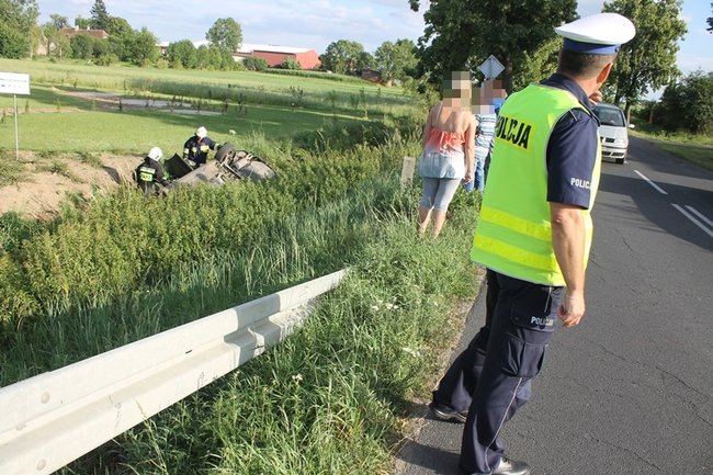 Dachowanie w głębokim rowie - zdjęcia