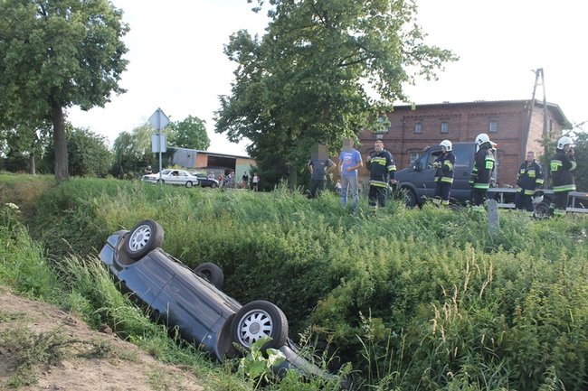 Dachowanie w głębokim rowie - zdjęcia