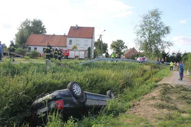 Dachowanie w głębokim rowie - zdjęcia