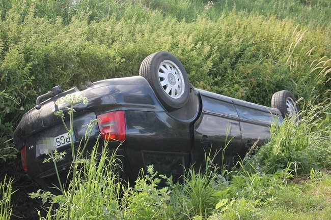 Dachowanie w głębokim rowie - zdjęcia