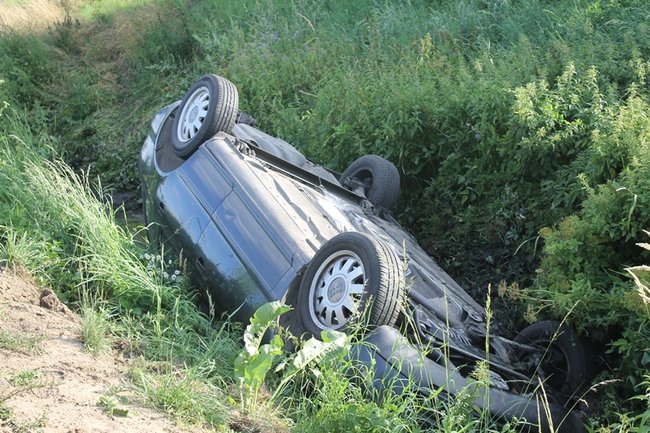 Dachowanie w głębokim rowie - zdjęcia